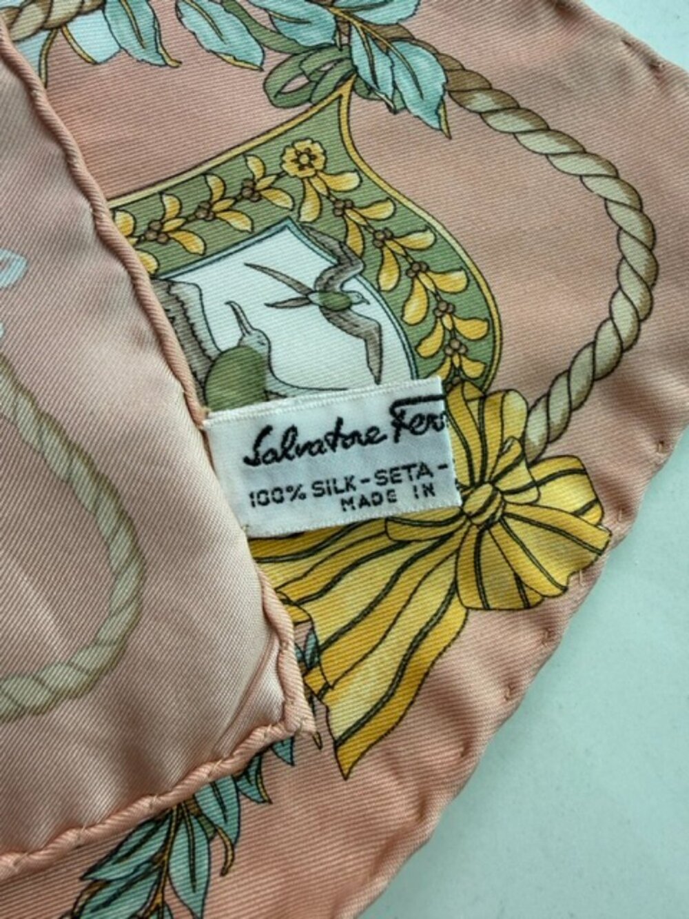 Rare Gorgeous Silk Salvatore Ferragamo scarf - Picture 5 of 5